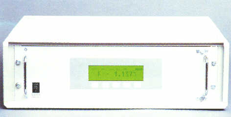 三 相 多 用 标 准 测 量 仪 用 于 高 精 度 测 量 电 流， 电 压， 功 率 和 相 角